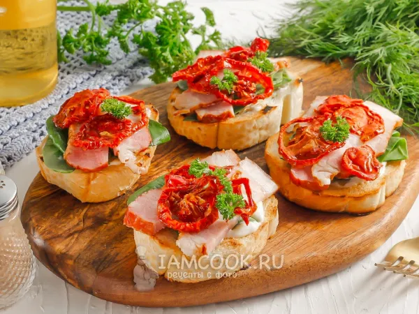 Фото блюда: Брускетта с беконом и вялеными помидорами
