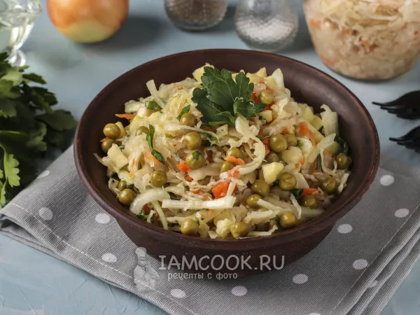 Фото блюда: Салат из квашеной капусты с горошком и яблоком