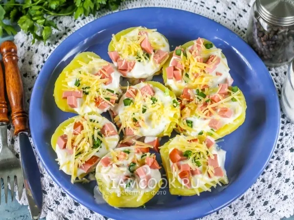 Фото блюда: Отварной картофель с колбасой и сыром в микроволновке