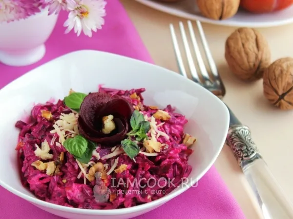 Фото блюда: Салат со свеклой, сыром, чесноком и грецкими орехами