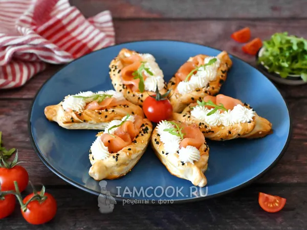 Фото блюда: Лодочки из слоеного теста с красной рыбой (семгой)