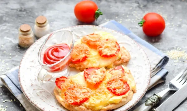 Фото блюда: Куриные отбивные с ананасом, помидором и сыром в духовке