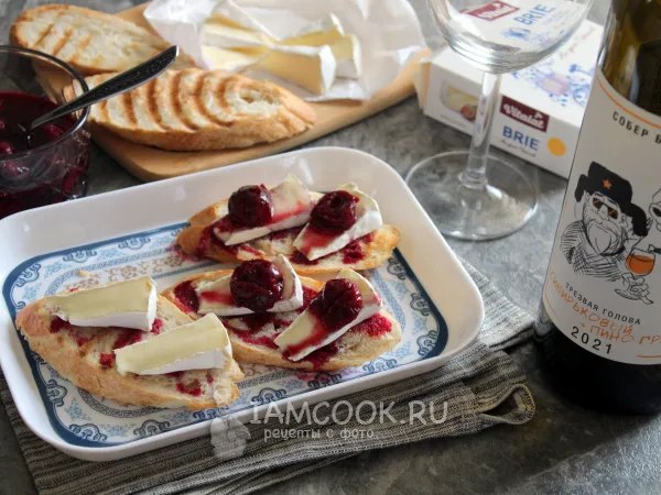 Фото блюда: Брускетта с сыром бри