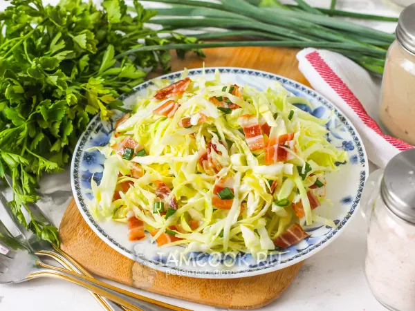 Фото блюда: Салат из молодой капусты с беконом