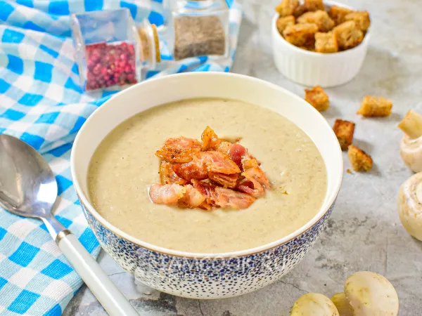 Фото блюда: Сливочный суп с беконом и грибами