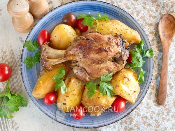 Фото блюда: Свиная рулька с картошкой в духовке