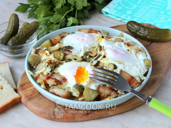 Фото блюда: Яичница с солеными огурцами