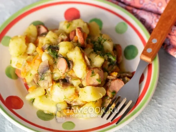 Фото блюда: Тушеный картофель с сосисками и грибами