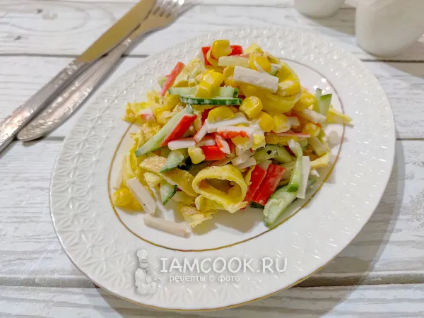 Фото блюда: Салат с крабовыми палочками, кукурузой и яичными блинчиками