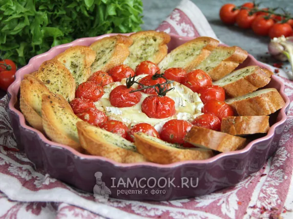 Фото блюда: Сыр бри с багетом и черри