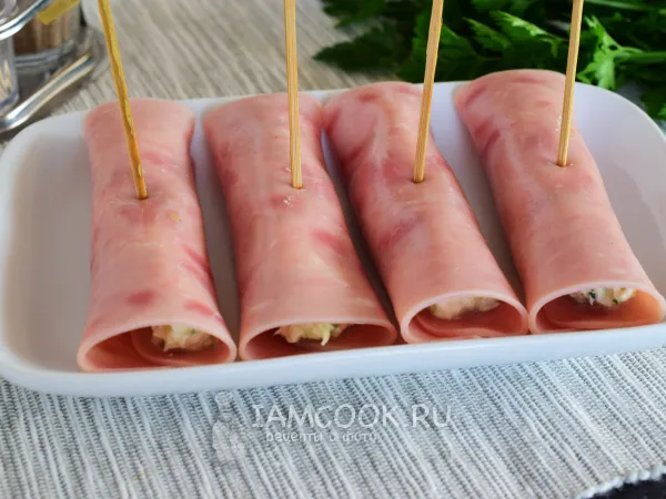 Фото блюда: Рулетики с ветчиной, сыром, огурцом и хреном