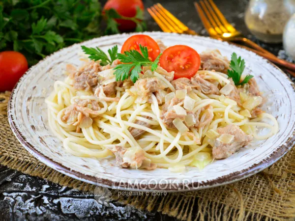 Фото блюда: Спагетти с тушенкой и луком на сковороде