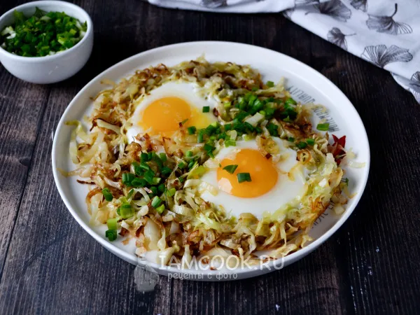 Фото блюда: Жареная капуста с луком и яйцом