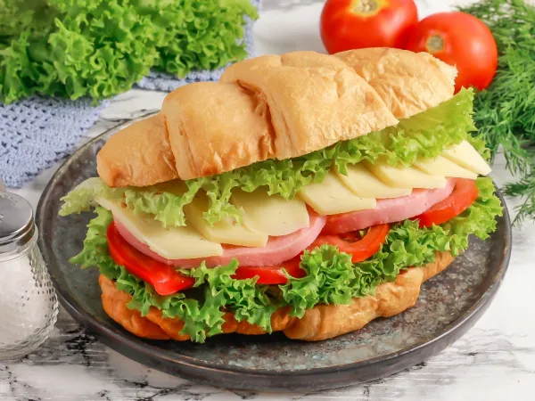 Фото блюда: Сэндвич-круассан с ветчиной и сыром