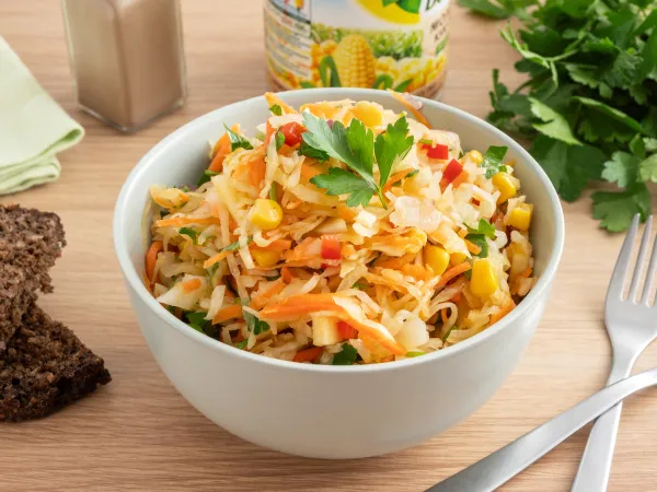 Фото блюда: Салат с квашеной капустой и кукурузой
