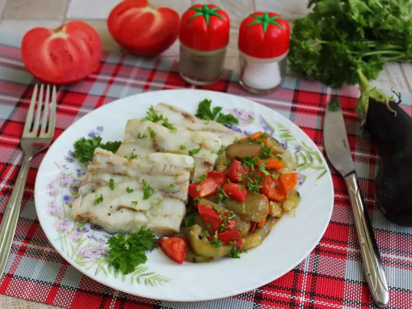 Фото блюда: Минтай с баклажанами и помидорами в духовке