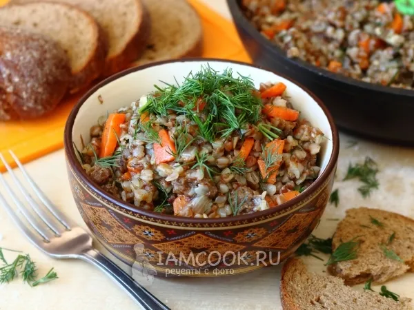 Фото блюда: Гречка с тушенкой в сковороде