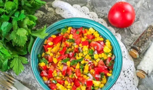 Фото блюда: Салат с вареной кукурузой и помидорами