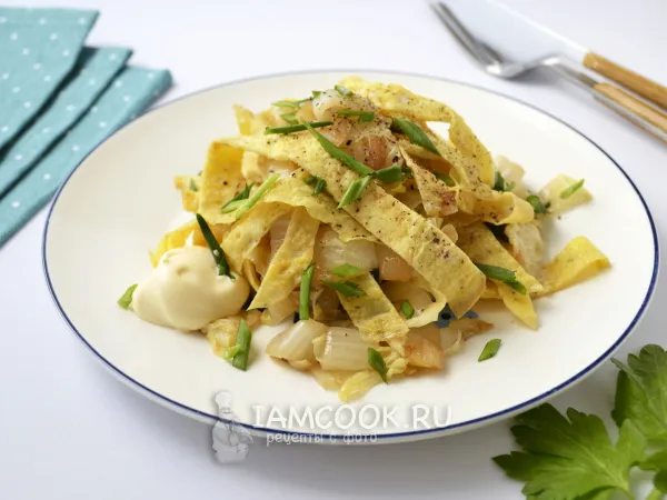 Фото блюда: Салат с жареной капустой и яйцом (яичными блинчиками)