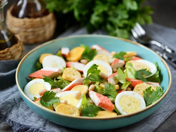 Фото блюда: Салат с крабовыми палочками, фасолью и сухариками