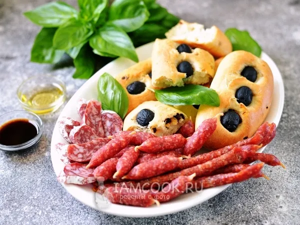 Фото блюда: Фокачча с вялеными томатами, маслинами и тимьяном