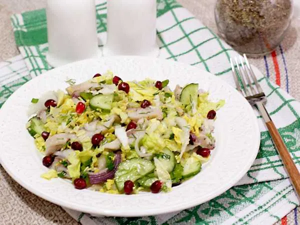 Фото блюда: Салат из сельди и пекинской капусты