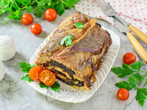 Фото блюда: Рулет из свиной шеи с черносливом