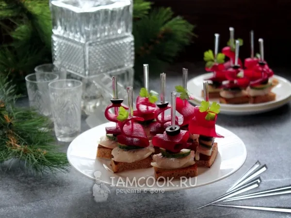 Фото блюда: Канапе с селедкой и свеклой