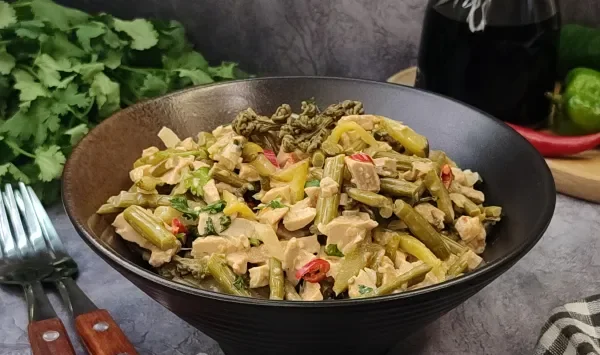 Фото блюда: Салат из папоротника с мясом и маринованным огурцом