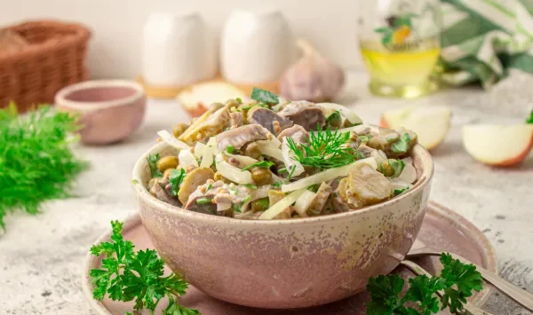 Фото блюда: Салат из куриных желудков с маринованным луком