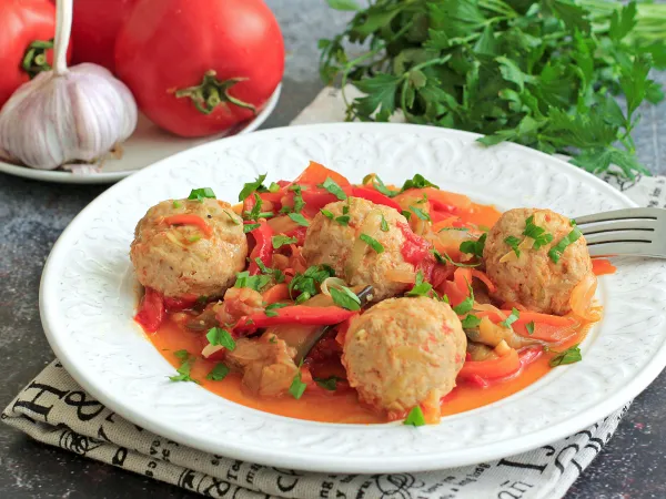 Фото блюда: Тефтели с овощами на сковороде