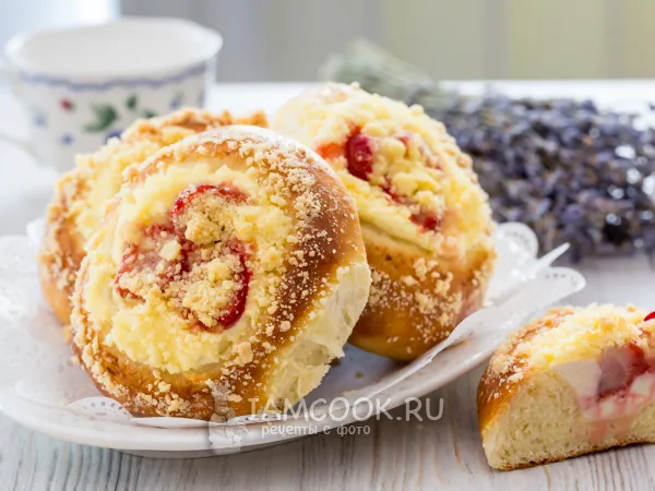 Фото блюда: Ватрушки с клубникой и штрейзелем