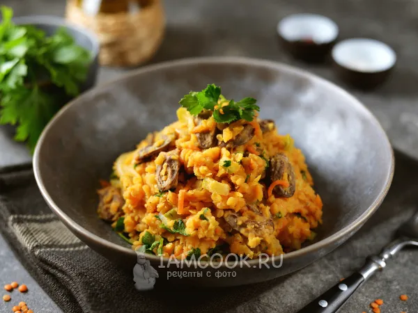 Фото блюда: Куриные сердечки с овощами и чечевицей на сковороде