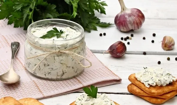 Фото блюда: Творог с чесноком и зеленью