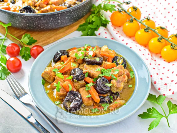 Фото блюда: Свинина с черносливом на сковороде