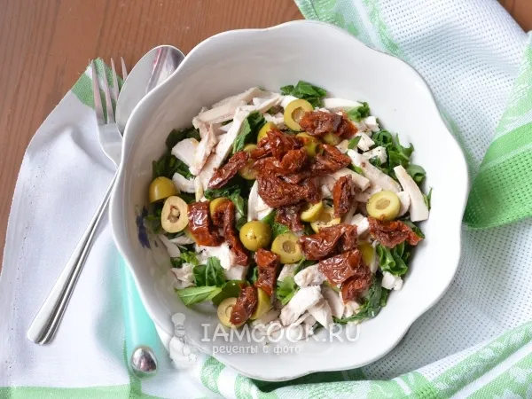 Фото блюда: Салат с курицей и вялеными помидорами