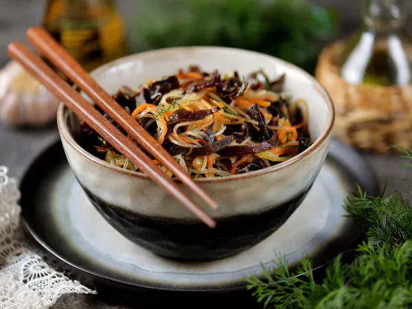 Фото блюда: Китайский салат с древесными грибами и фунчозой