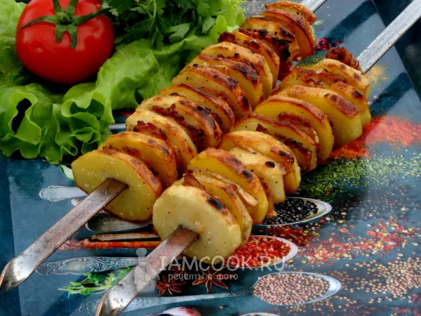 Фото блюда: Картошка с салом на мангале на шампурах
