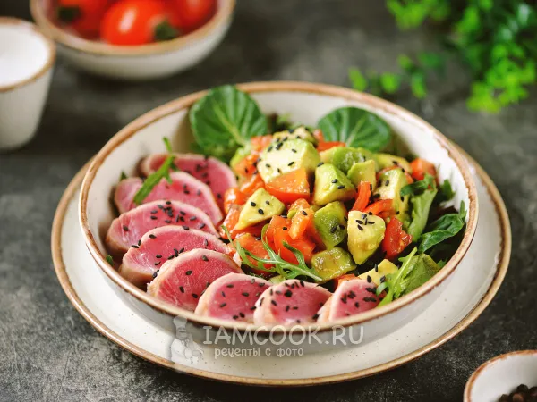 Фото блюда: Салат с жареным тунцом и авокадо