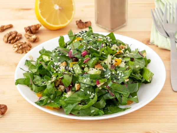 Фото блюда: Салат из свекольной ботвы