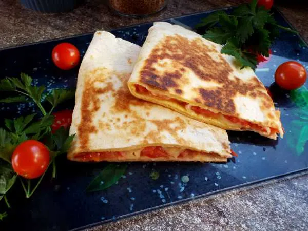 Фото блюда: Тортилья с начинкой на сковороде (с яйцом, сыром и помидорами)