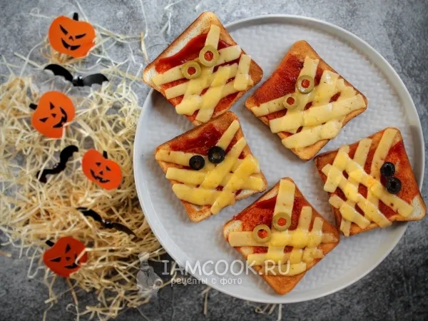 Фото блюда: Тосты «Мумии» на Хэллоуин
