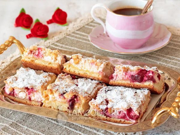 Фото блюда: Тертый пирог с творогом и вишней