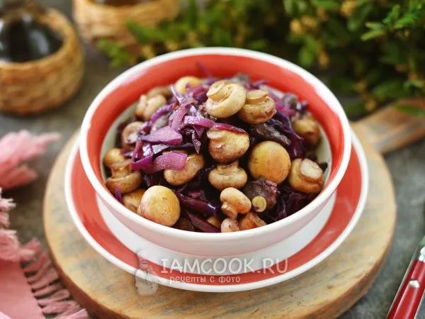 Фото блюда: Тушеная красная капуста с куриными сердечками и грибами