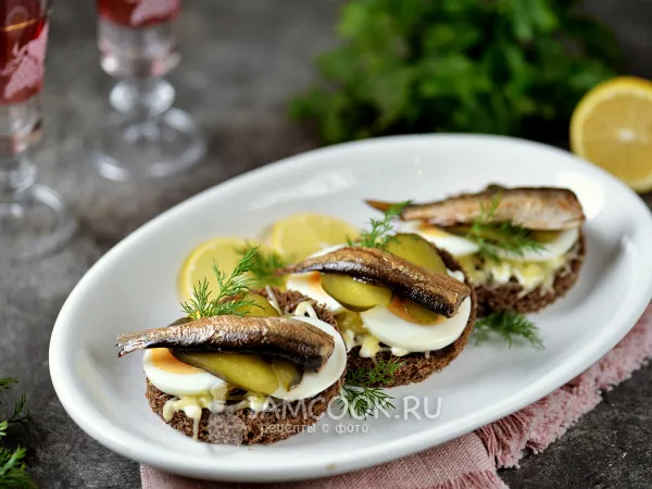 Фото блюда: Бутерброды со шпротами и яйцом в духовке