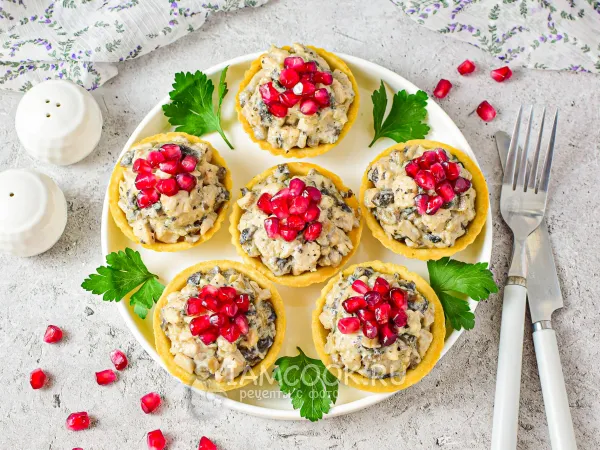 Фото блюда: Тарталетки с курицей и гранатом