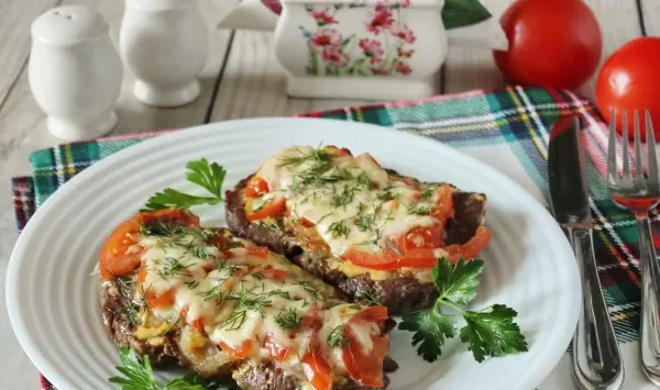 Фото блюда: Свиная шея с помидорами и сыром