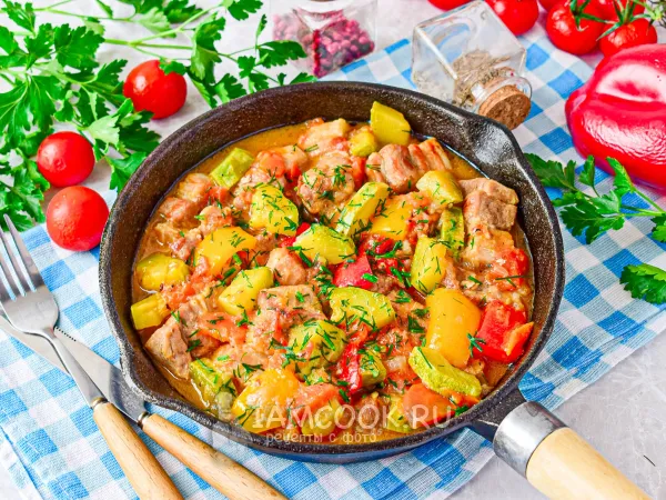 Фото блюда: Свиная грудинка с овощами на сковороде