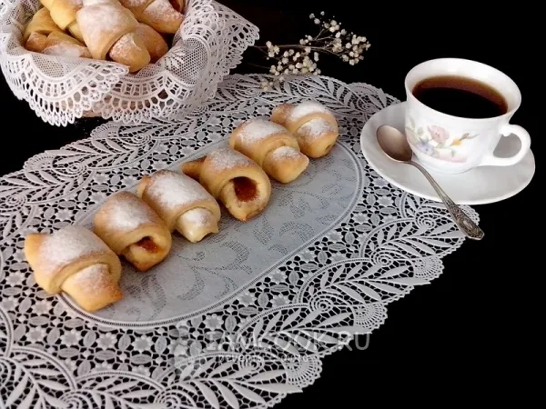 Фото блюда: Дрожжевые рогалики на маргарине и молоке с повидлом