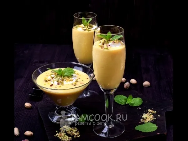 Фото блюда: Йогуртовый десерт с консервированным манго и фисташками